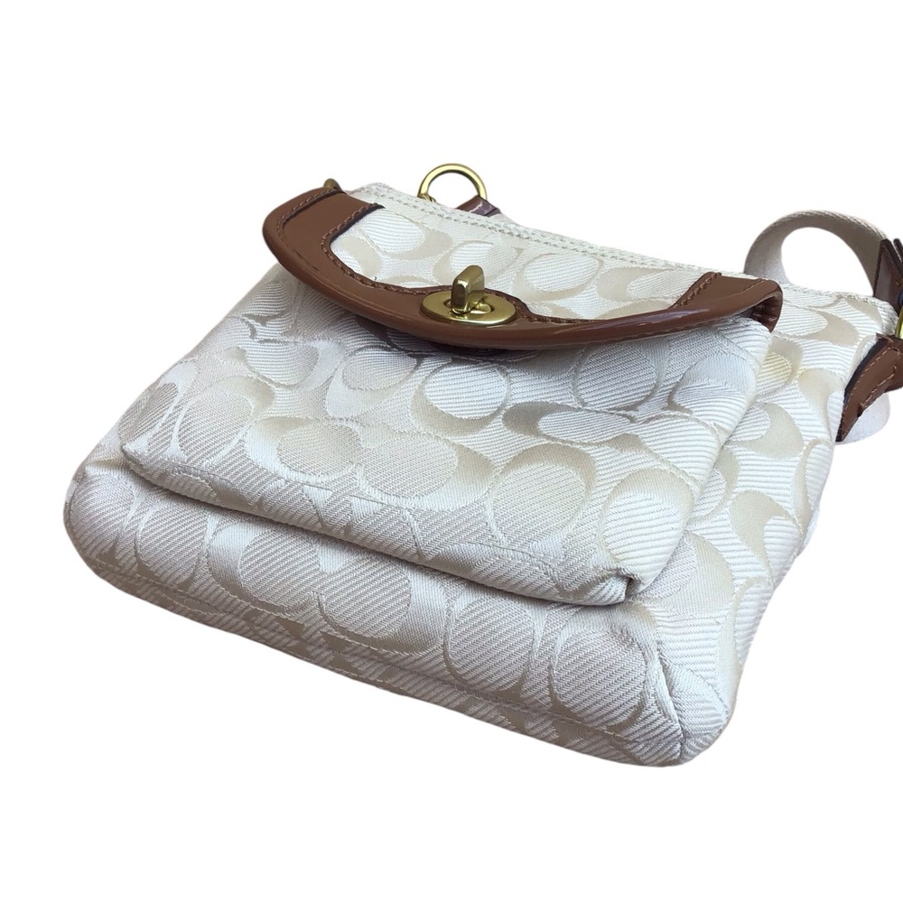 Coach Campbell Signature Twill Swingpack - Picture 12 of 17
